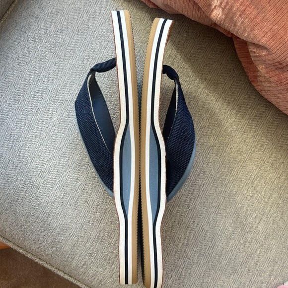 NWOT SZ 9 Sun + Stone men’s Navy Tan Faux Suede Flip Flops - Picture 4 of 5